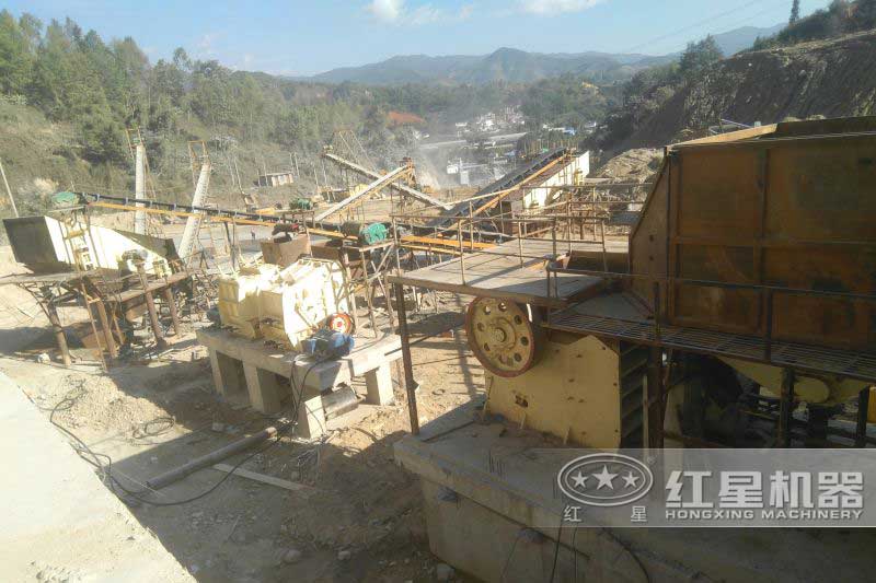 大型顎破和反擊破搭檔作業現場 大型顎破和反擊破搭檔作業現場