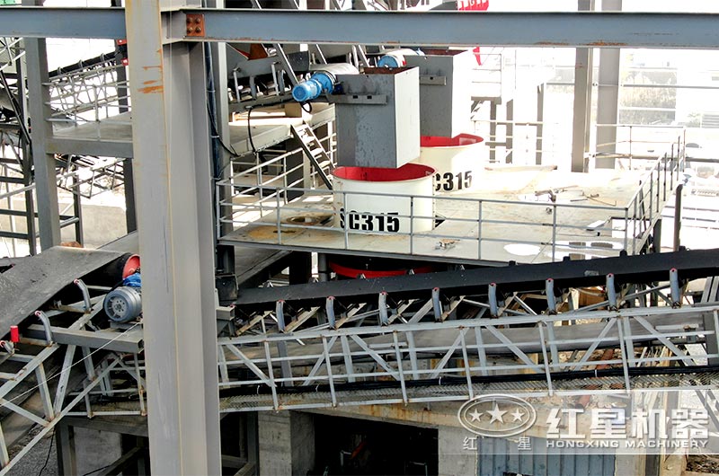 江蘇客戶大型砂石現(xiàn)場(chǎng)圓錐破碎機(jī) 江蘇客戶大型砂石現(xiàn)場(chǎng)圓錐破碎機(jī)