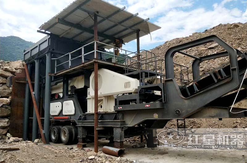 移動(dòng)顎式破碎機(jī)現(xiàn)場(chǎng)