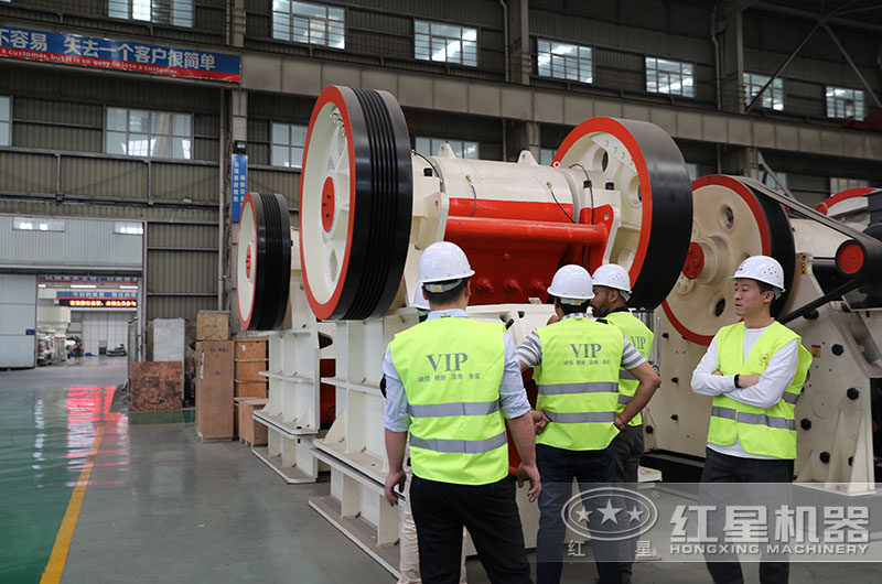 客戶來廠考察57破碎機 客戶來廠考察57破碎機