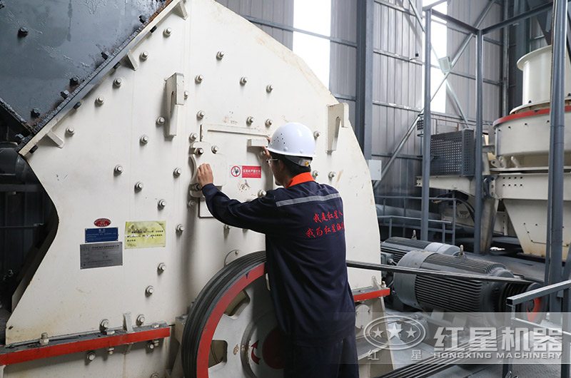 紅星技術(shù)人員為客戶調(diào)試錘破設(shè)備 紅星技術(shù)人員為客戶調(diào)試錘破設(shè)備