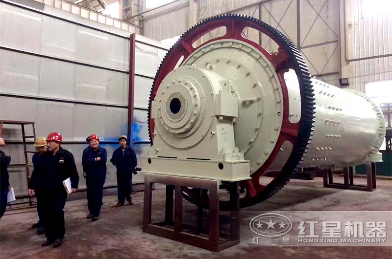 大型磨石頭球磨機(jī)參觀 大型磨石頭球磨機(jī)參觀