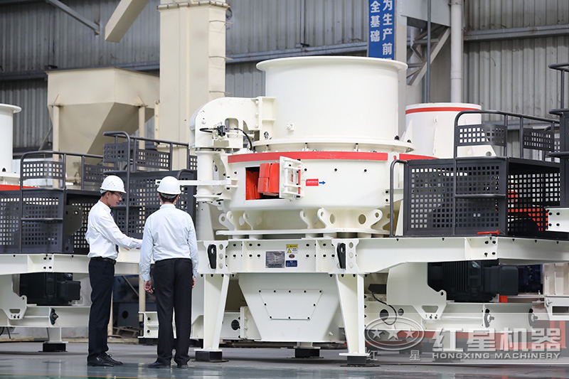 客戶在玄武巖制砂機(jī)車間參觀，經(jīng)理一對一指導(dǎo)講解